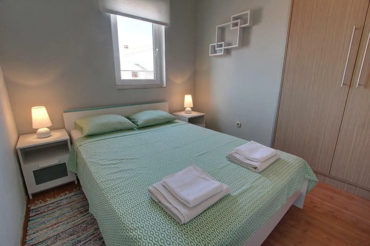 Apartman Pula 0*,